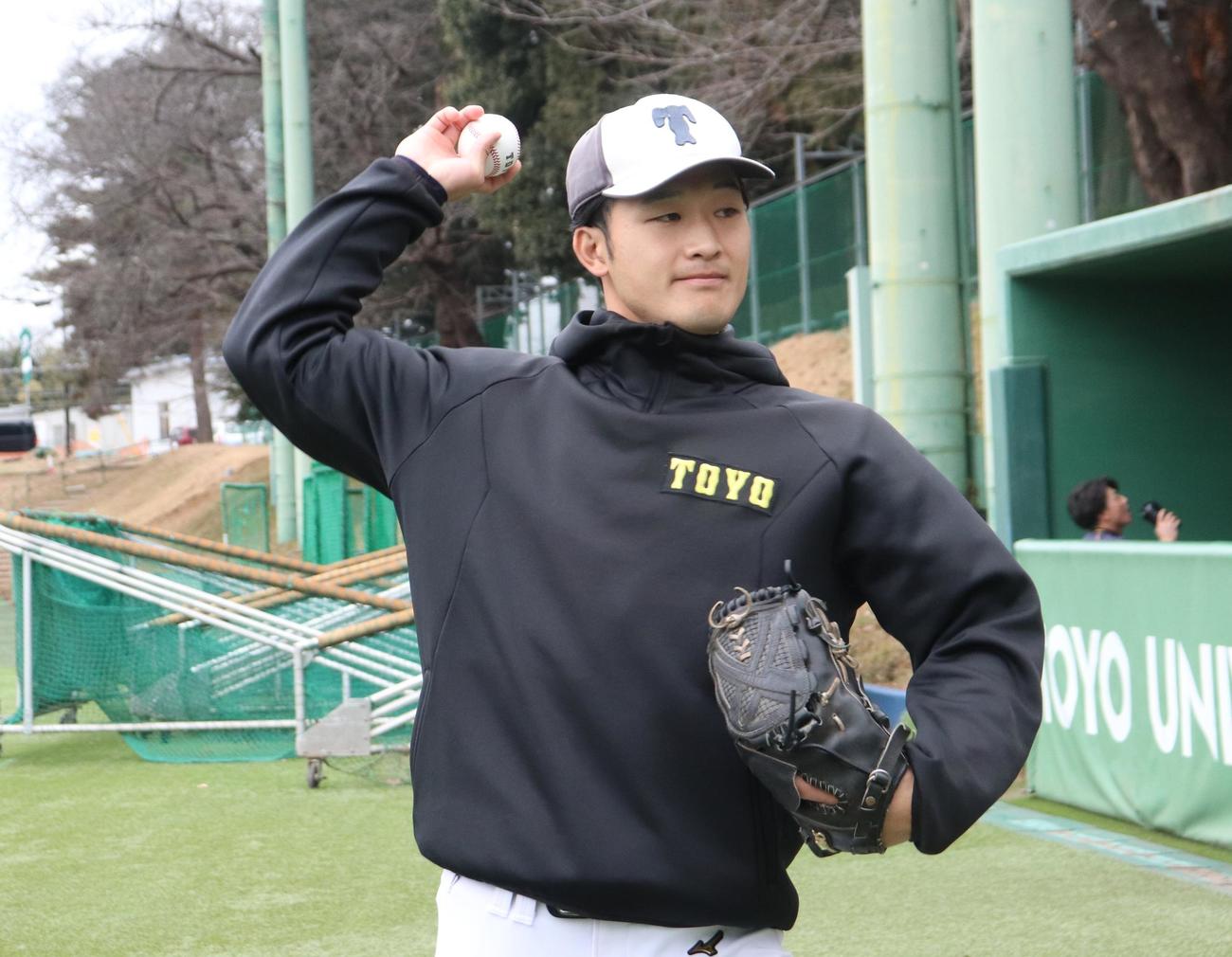 投球フォームを披露する東洋大・羽田野温生投手（撮影・阿部泰斉）