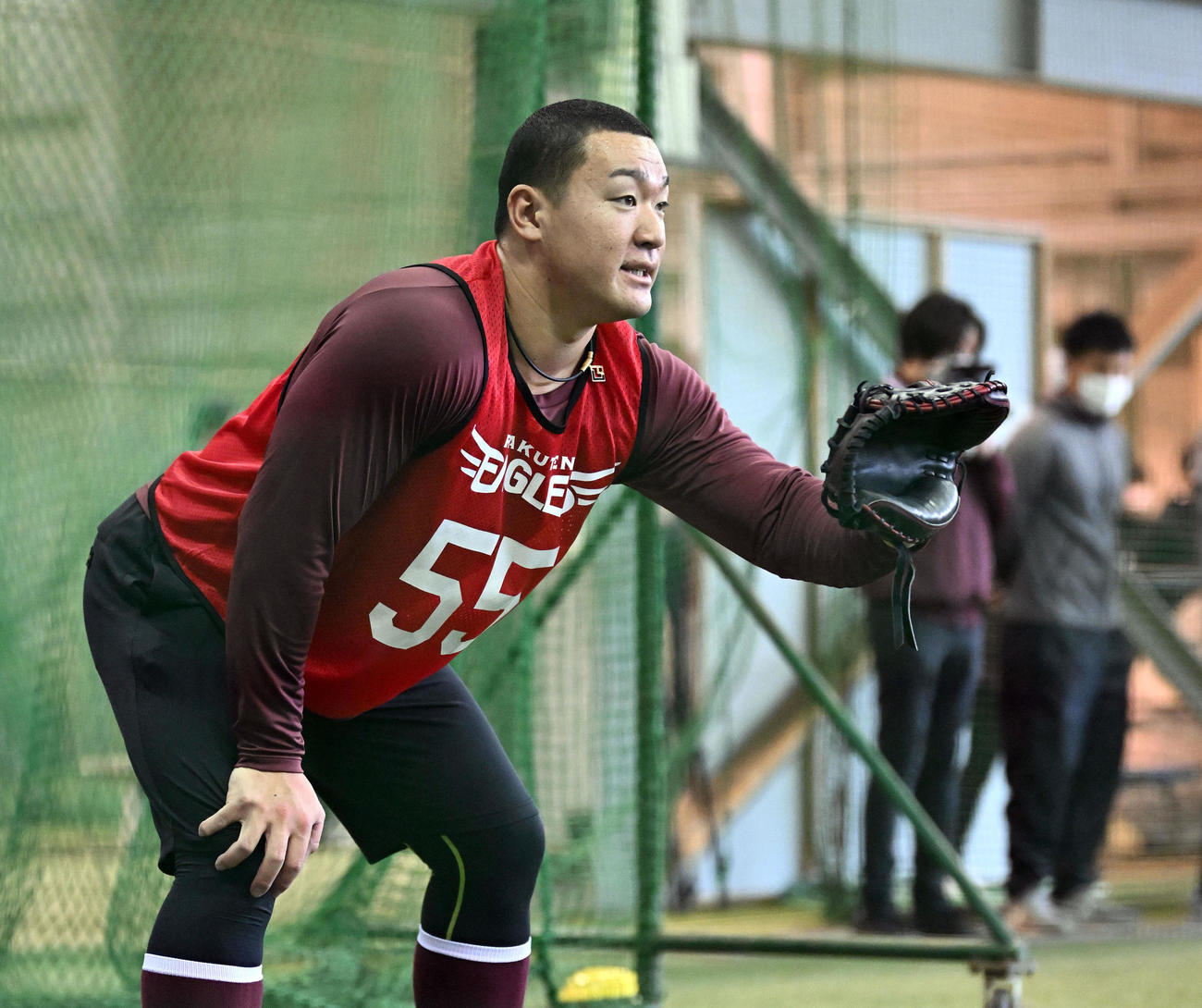 楽天新人合同自主トレのキャッチボールでボールを受けるドラフト2位の愛知大・安田（撮影・滝沢徹郎）