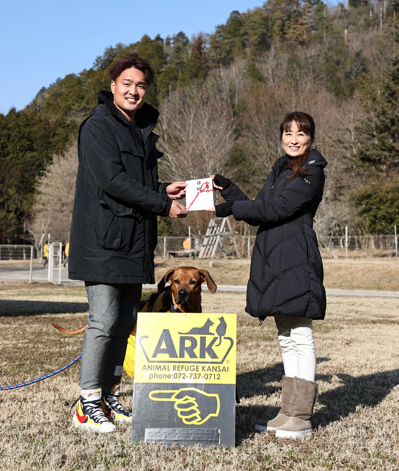 秋山（左）は公益社団法人アニマル・ドネーションへ寄付金を贈呈する（代表撮影）