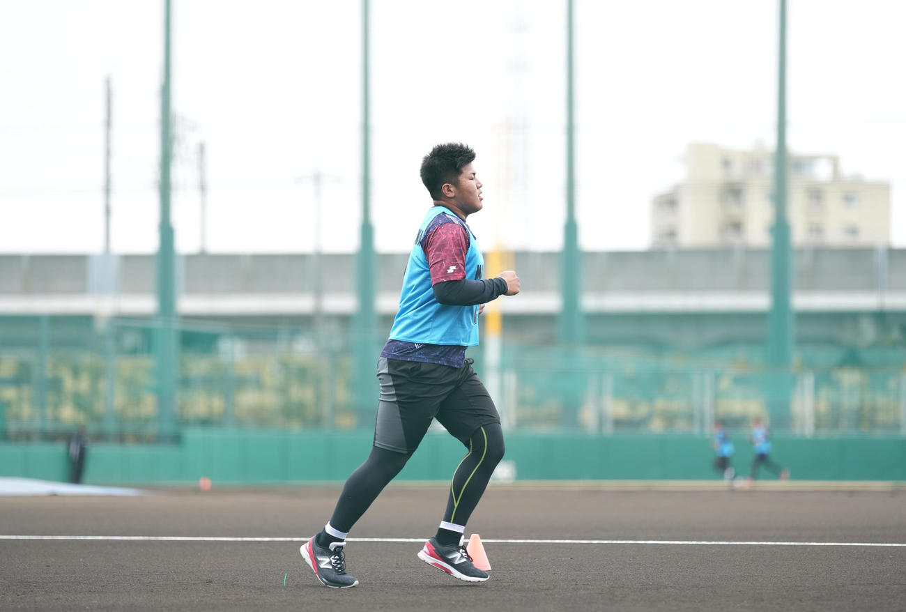 ランニングメニューを行うロッテドラフト1位の松川（撮影・鈴木みどり）
