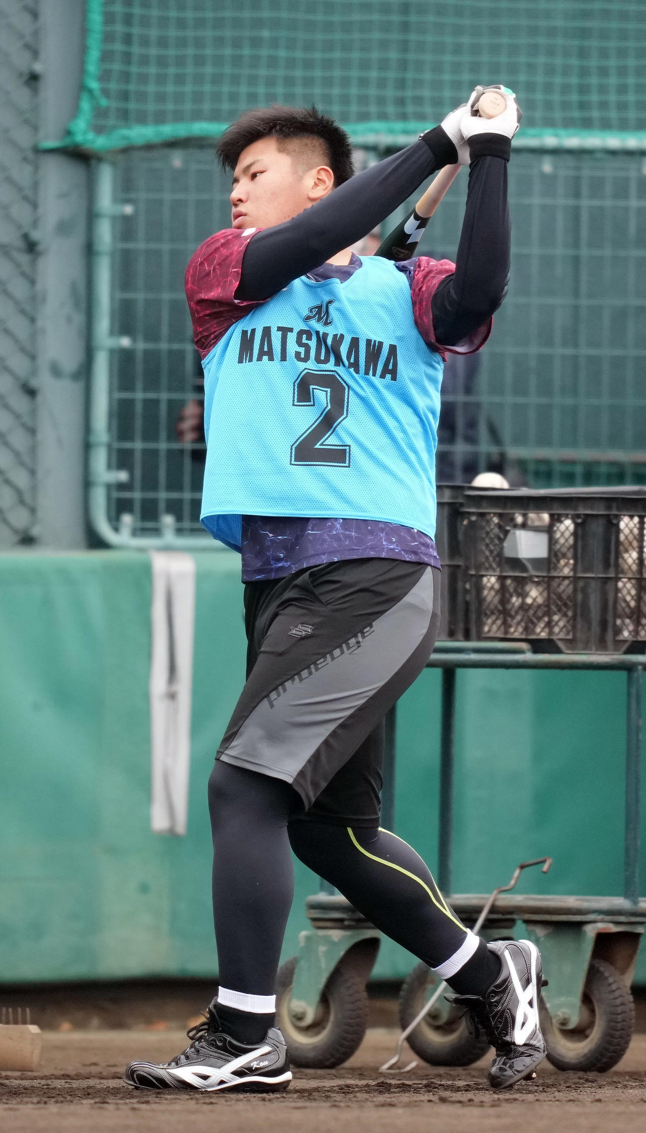 素振りするロッテドラフト1位の松川（撮影・鈴木みどり）
