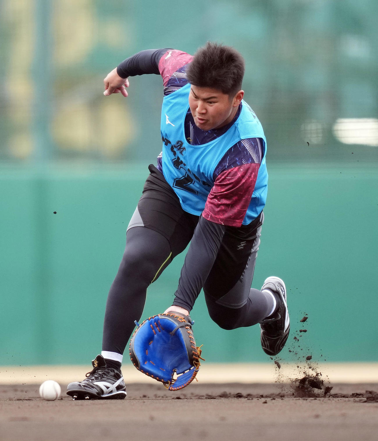 ノックを受けるロッテドラフト1位の松川（撮影・鈴木みどり）