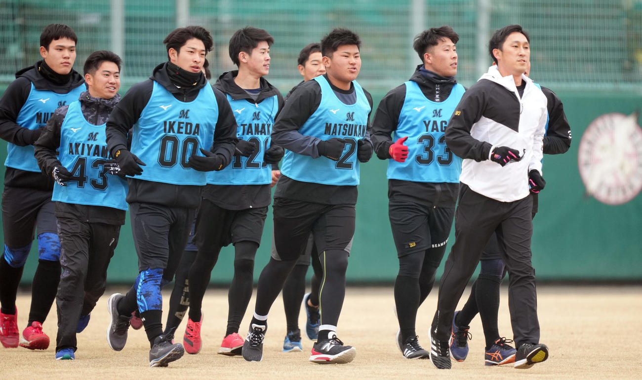 アップする松川（右から3人目）らロッテの新人選手たち（撮影・鈴木みどり）