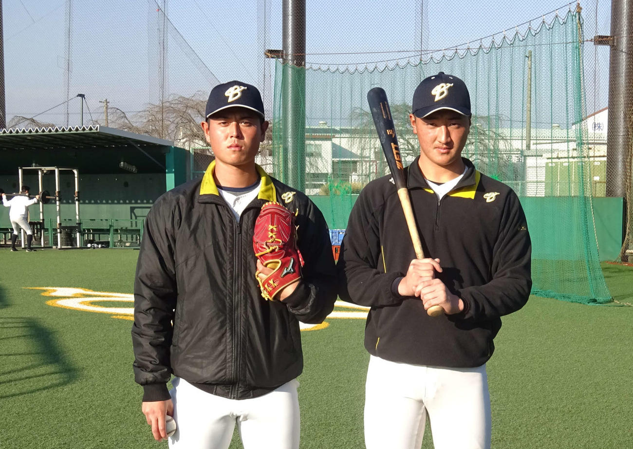 新年度の練習を公開し、プロ志望を明言した、上武大の（左から）加藤と小山（撮影・保坂淑子）