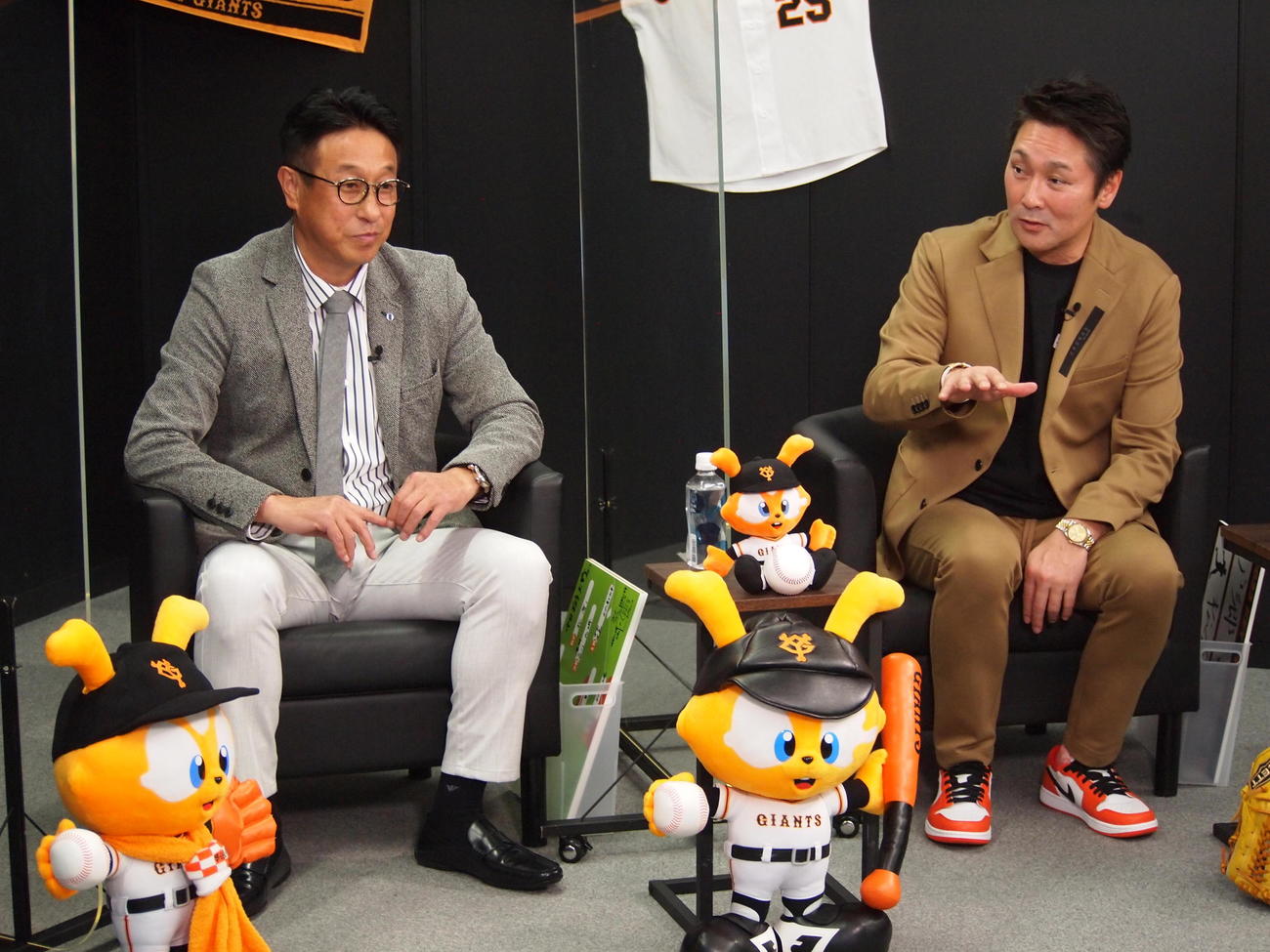 「ジャイアンツファンミーティング2022」で談笑する巨人元木ヘッドコーチ兼オフェンスチーフコーチ（右）と宮本球団社長付アドバイザー（CS日本提供）