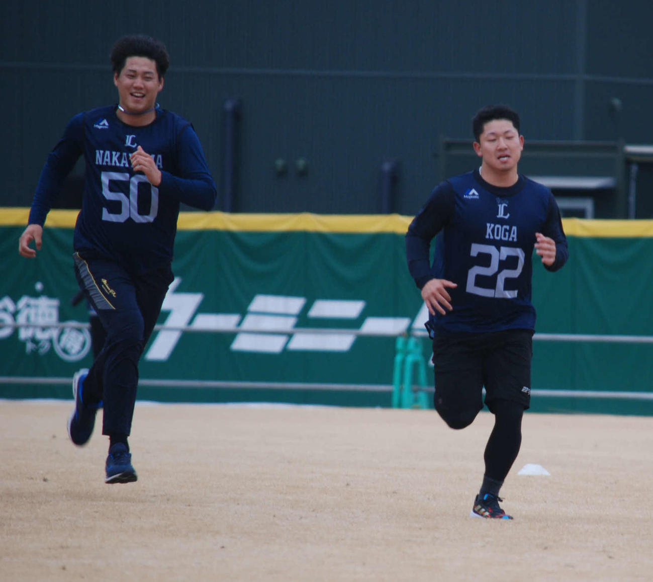 ダッシュをする西武ドラフト3位の古賀。隣は同6位の中山