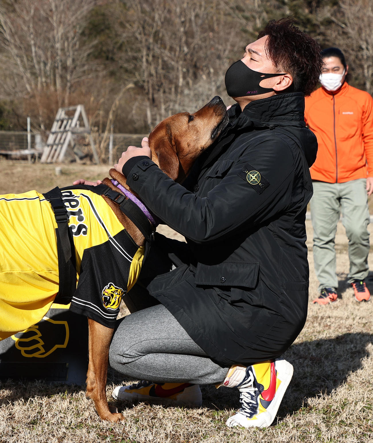保護団体「アニマルレフュージ関西」を訪問し保護犬とじゃれあう秋山（代表撮影）