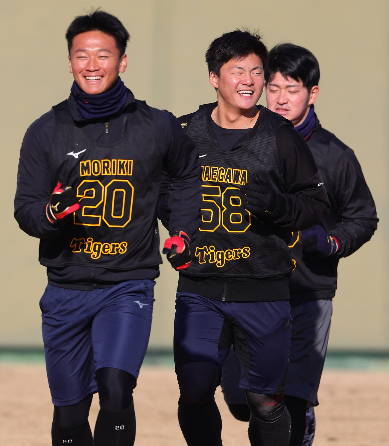 2022年1月9日　笑顔でランニングする、左から森木、前川、伊藤稜（撮影・上山淳一）