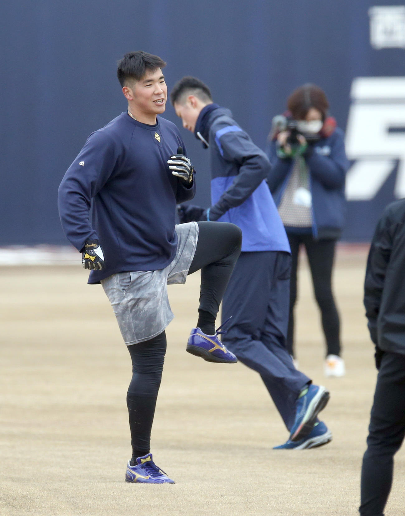 笑顔でウオーミングアップをする日本ハム育成ドラフト2位の速水（撮影・佐藤翔太）