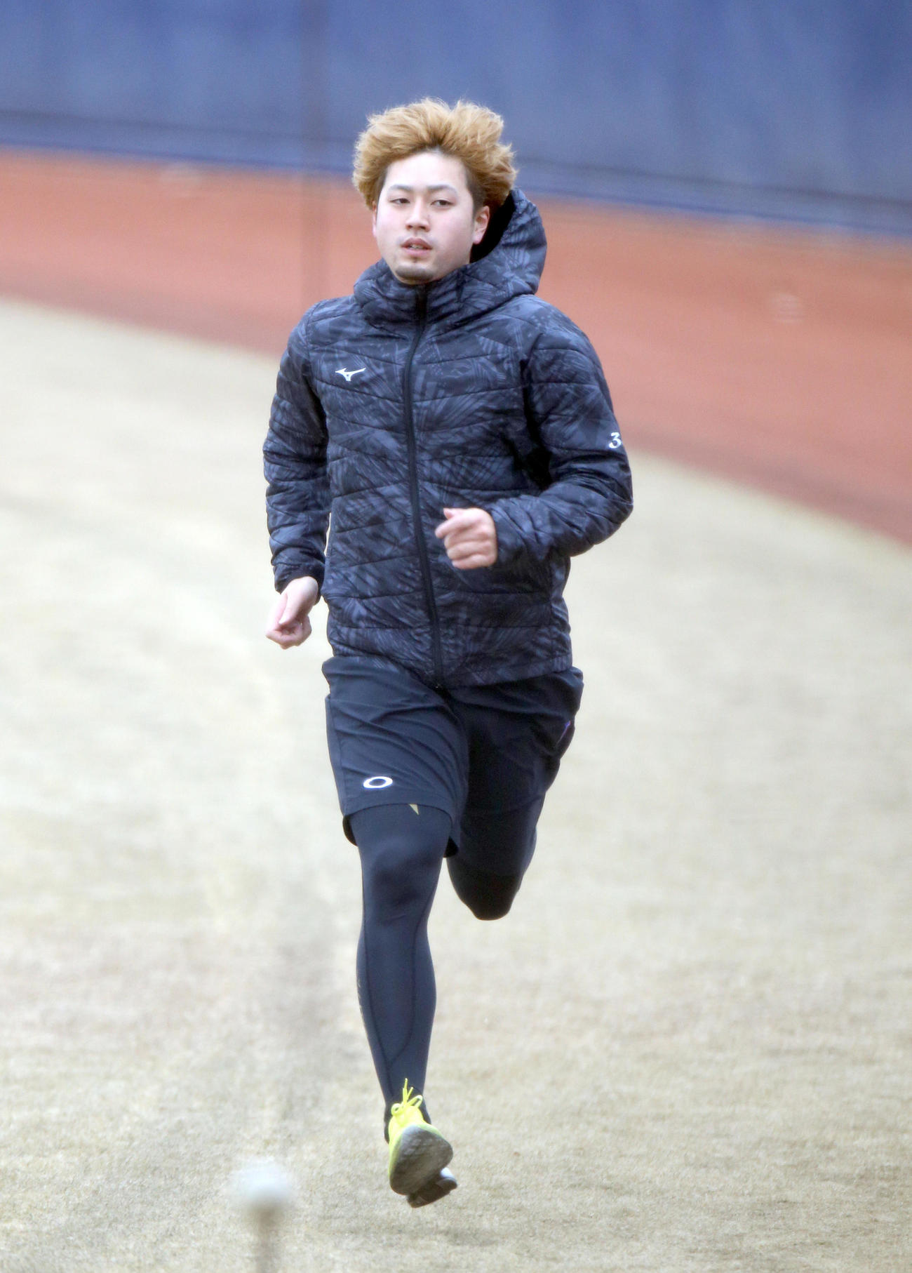 ダッシュをする日本ハム堀（撮影・佐藤翔太）