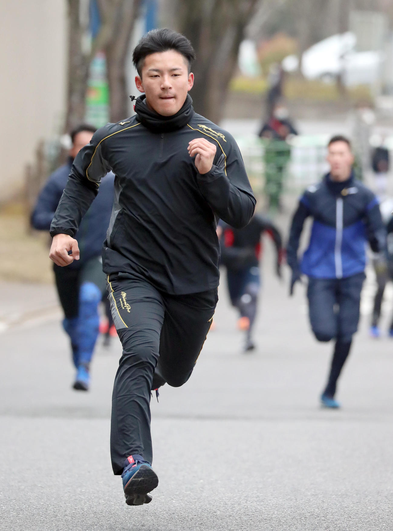 坂道ダッシュをする日本ハムドラフト3位の水野（撮影・佐藤翔太）