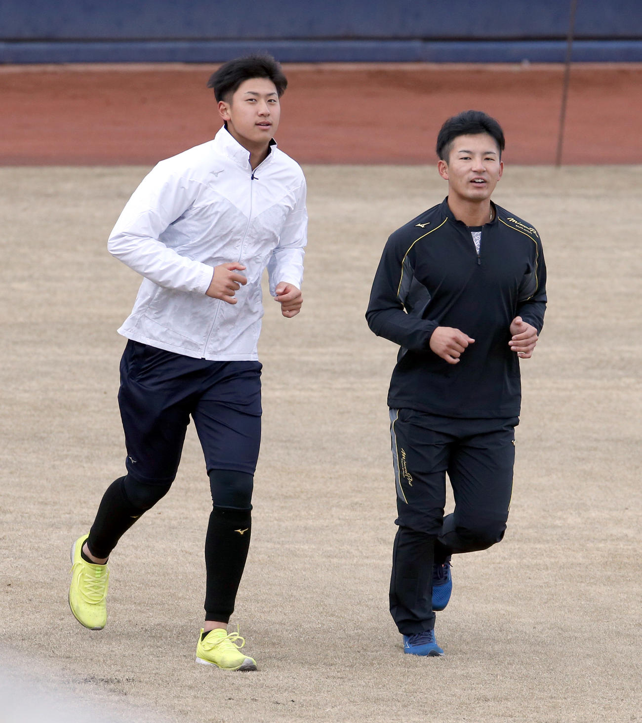 練習を終えクールダウンをする日本ハムドラフト4位の阪口（左）とドラフト3位の水野（撮影・佐藤翔太）