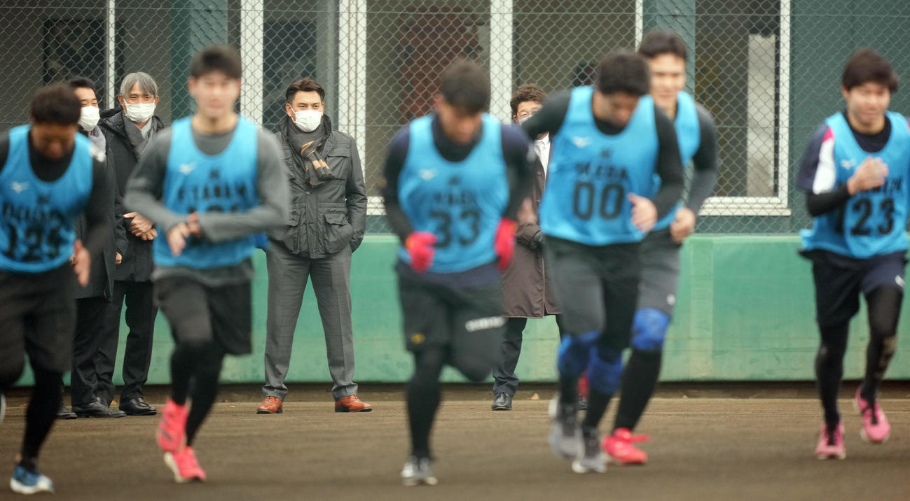 ランニングする新人選手たちを見るロッテ井口監督（左奥から3人目）（撮影・鈴木みどり）