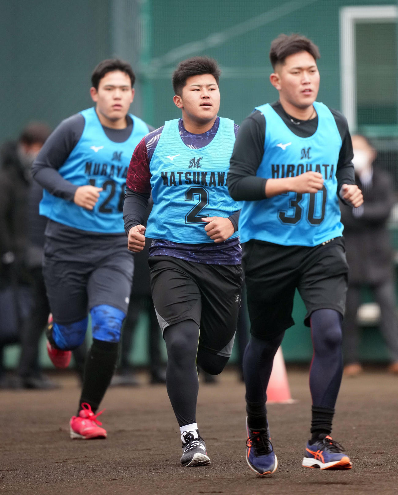 ランニングメニューを行うロッテドラフト1位の松川（中央）。左は育成4位の村山、右は3位の広畑（撮影・鈴木みどり）