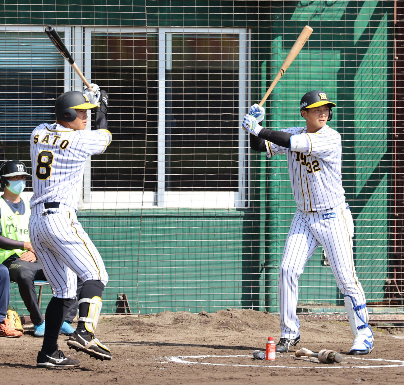 並んでタイミングをとる佐藤輝明（左）と井上広大（2021年撮影）