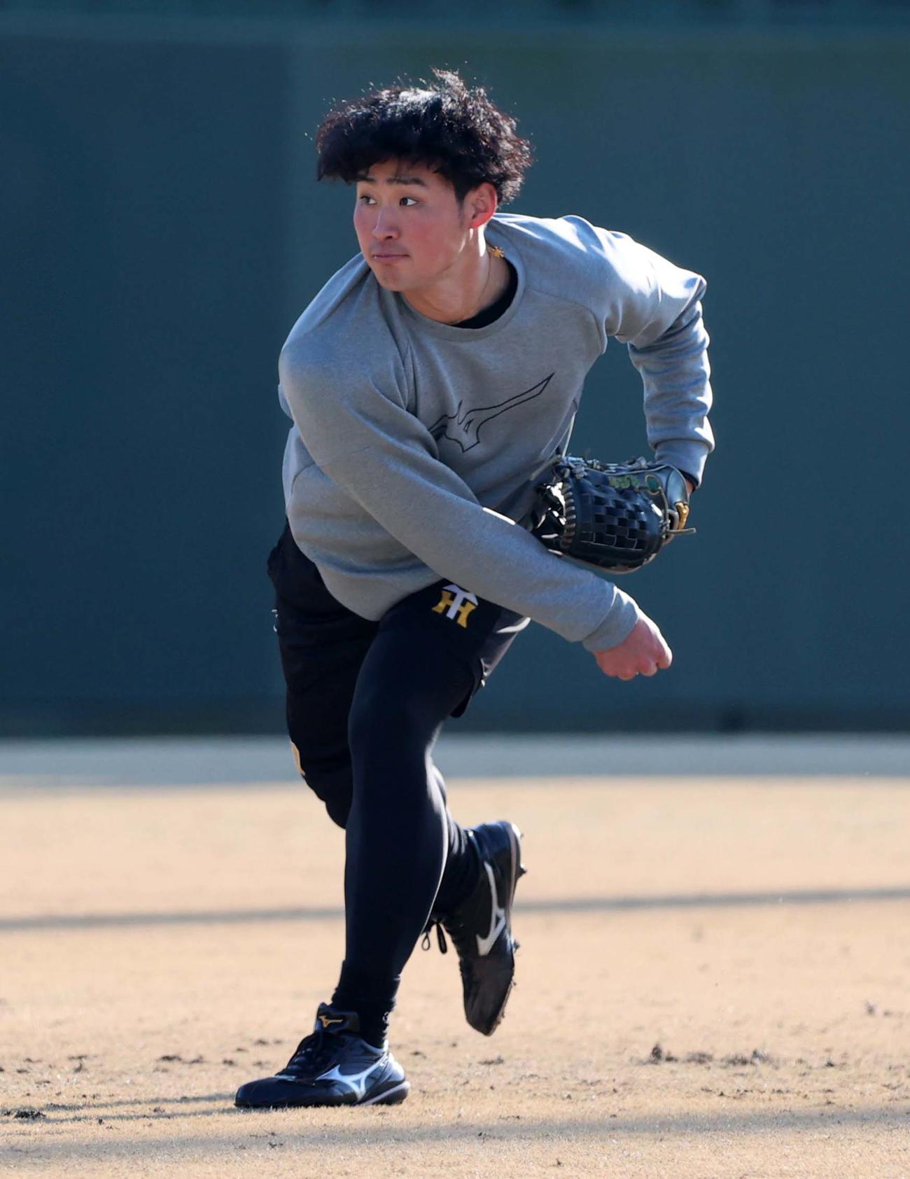 キャッチボールを行う阪神佐藤蓮（撮影・上田博志）