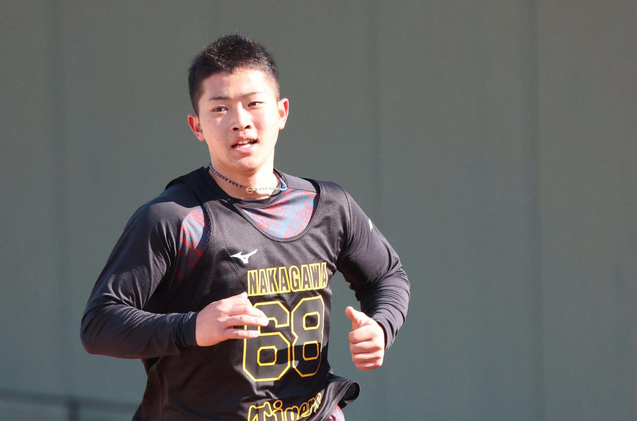 ランニングをして汗を流す中川勇斗（撮影・上田博志）