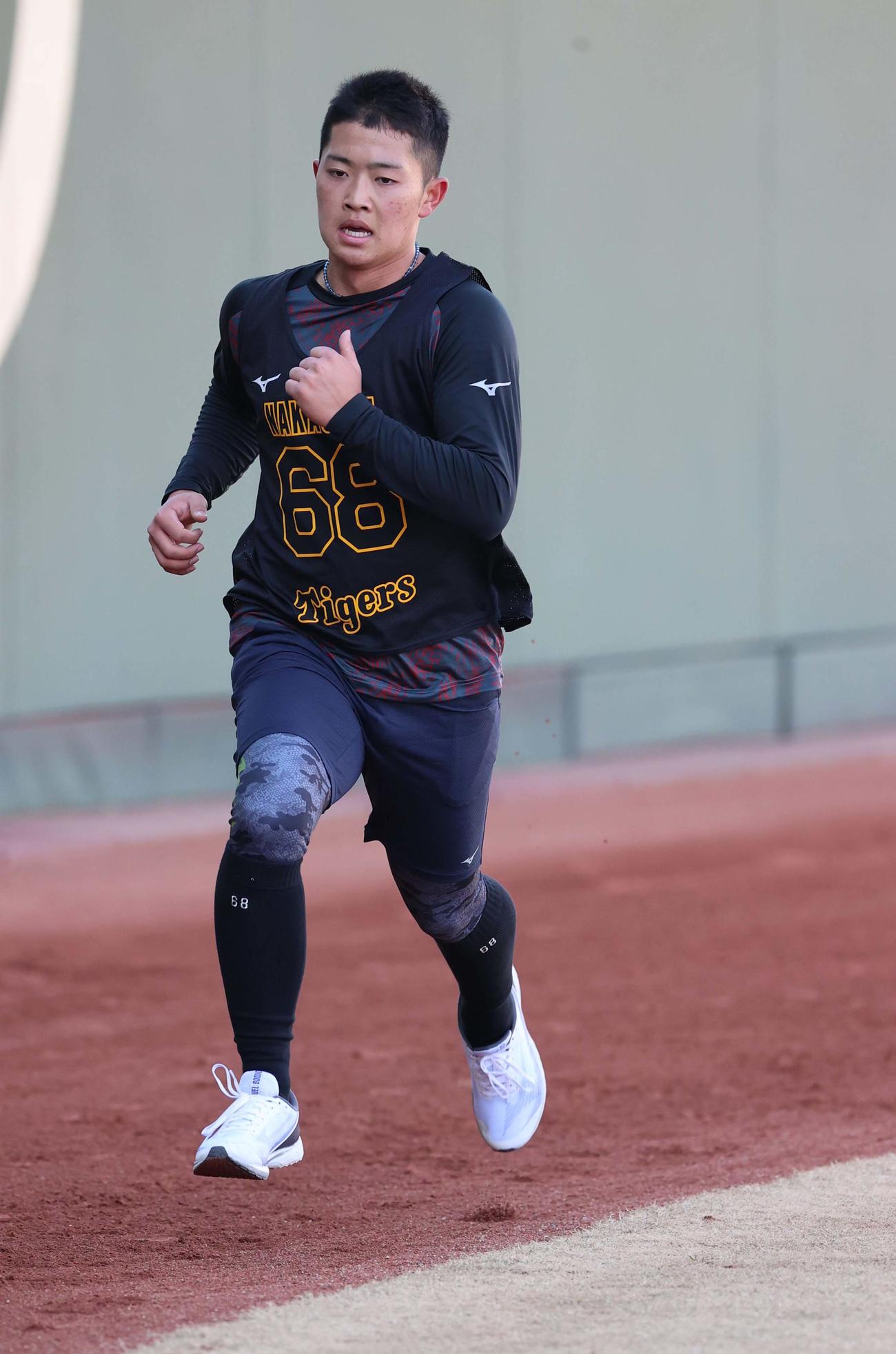 ランニングをして汗を流す阪神中川（撮影・上田博志）