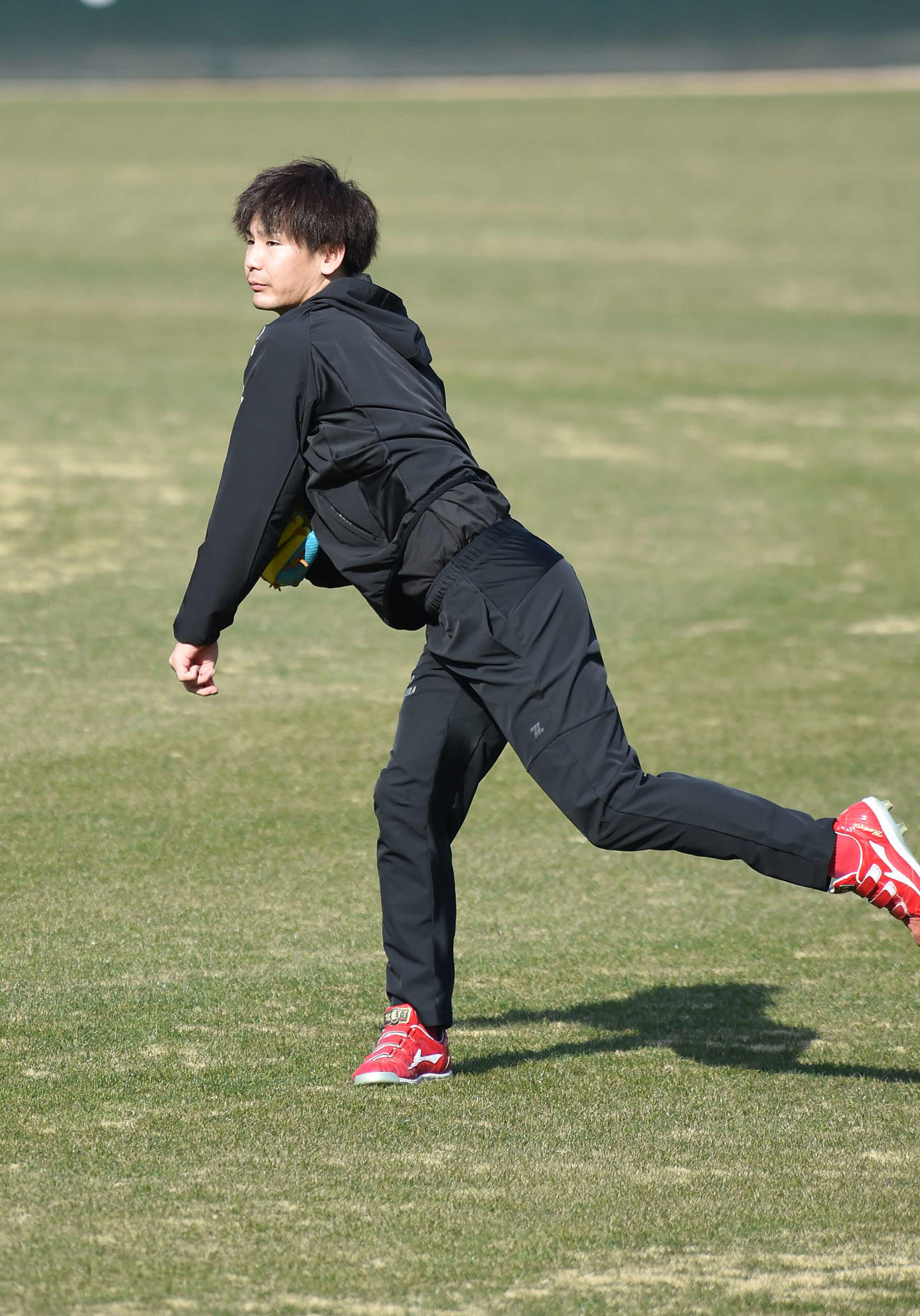 マツダスタジアムでキャッチボールする森浦（撮影・前山慎治）
