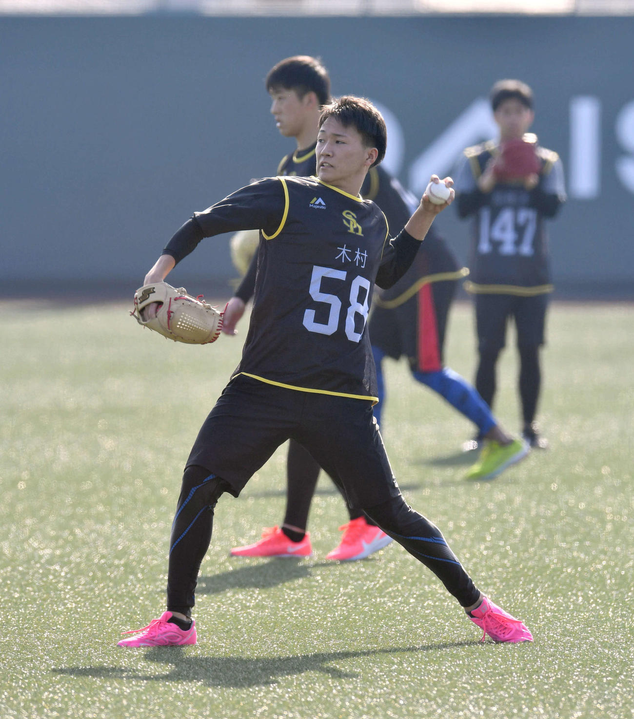 新人合同自主トレ初日、キャッチボールを行う木村（撮影・岩下翔太）
