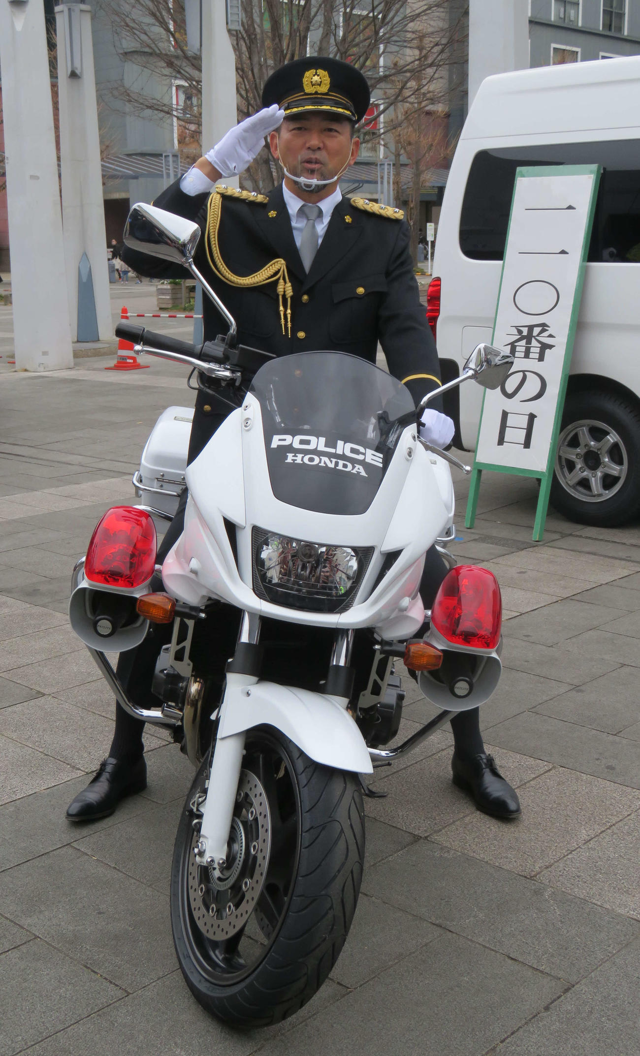 都筑署で一日警察署長を務め、白バイにまたがるDeNA斎藤チーフ投手コーチ（撮影・鎌田良美）