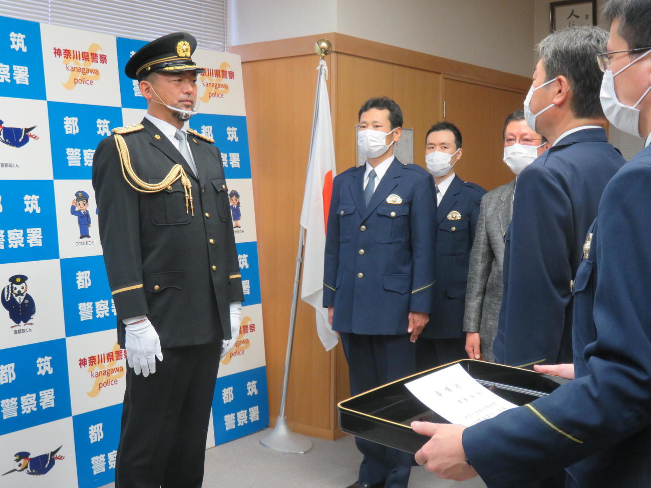都筑署で一日警察署長を委嘱されるDeNA斎藤チーフ投手コーチ