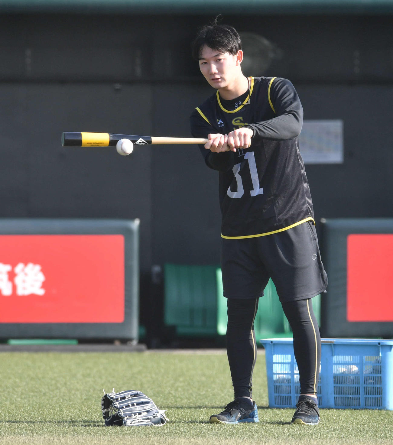新人合同自主トレ初日、ペッパーを行う正木（撮影・岩下翔太）