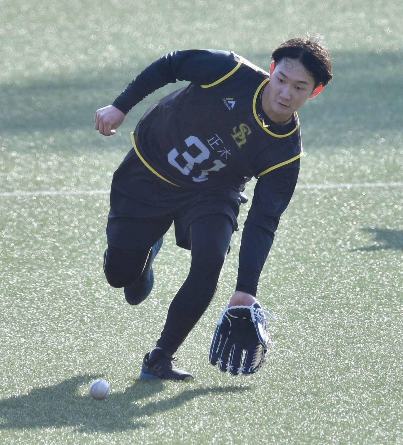 新人合同自主トレ初日、ノックを受ける正木（撮影・岩下翔太）