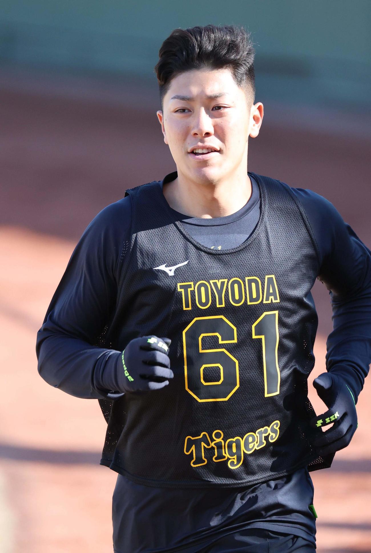 ランニングをして汗を流す豊田（撮影・上田博志）