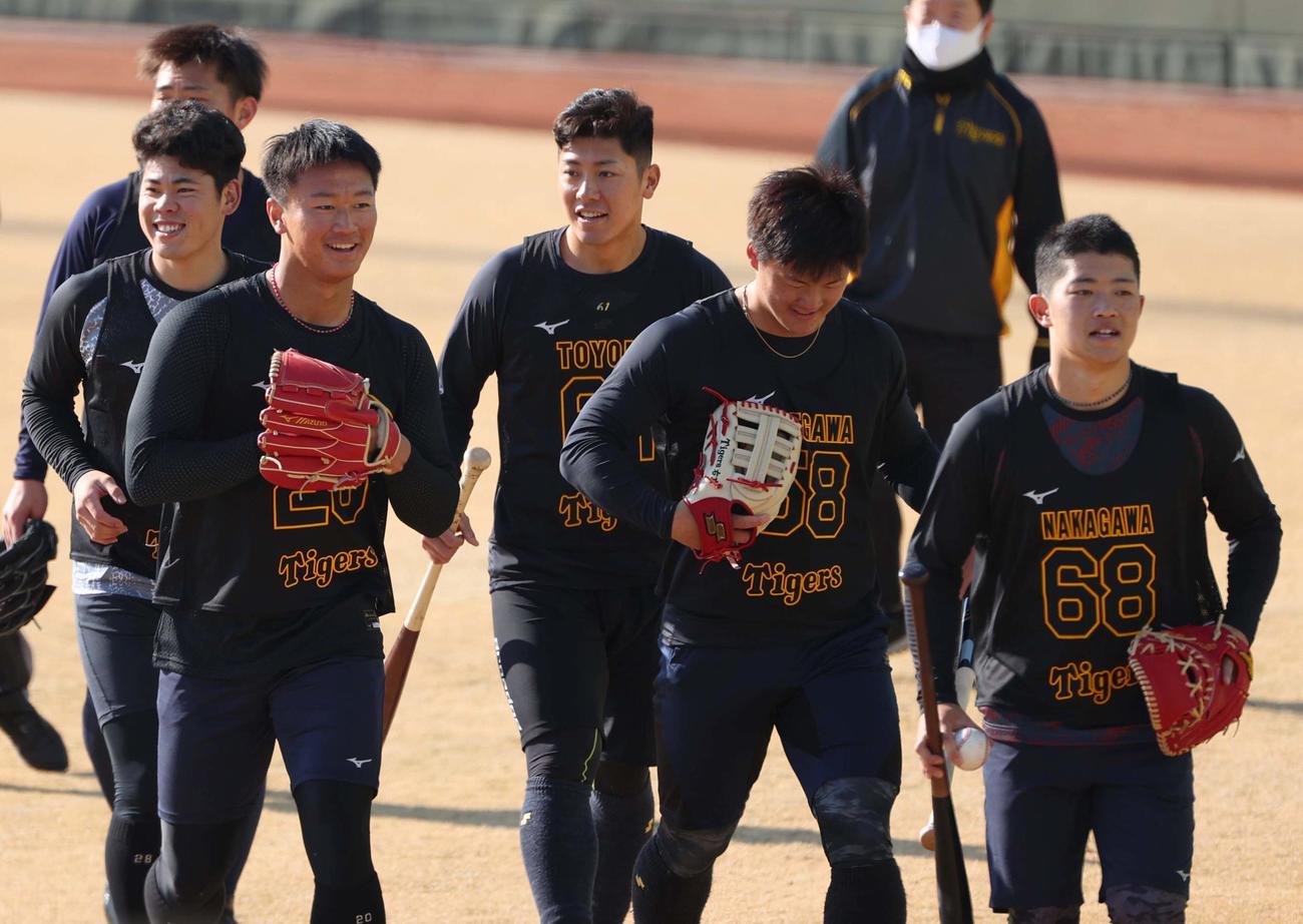 笑顔を見せる、左から鈴木、森木、豊田、前川、中川（撮影・上田博志）