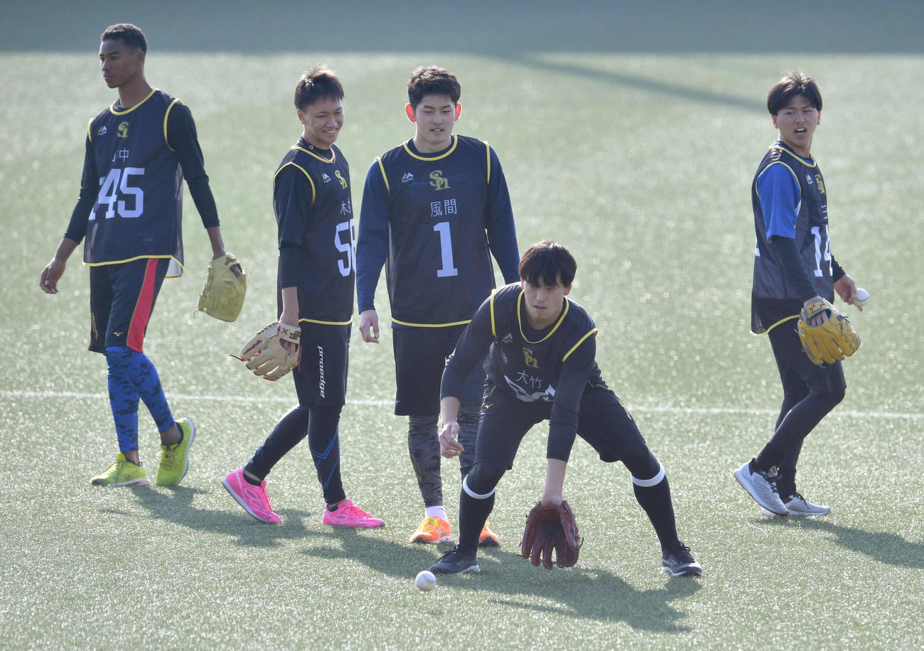 新人合同自主トレ初日、ノックを受ける左から田中怜、木村、風間、大竹風、三浦（撮影・岩下翔太）