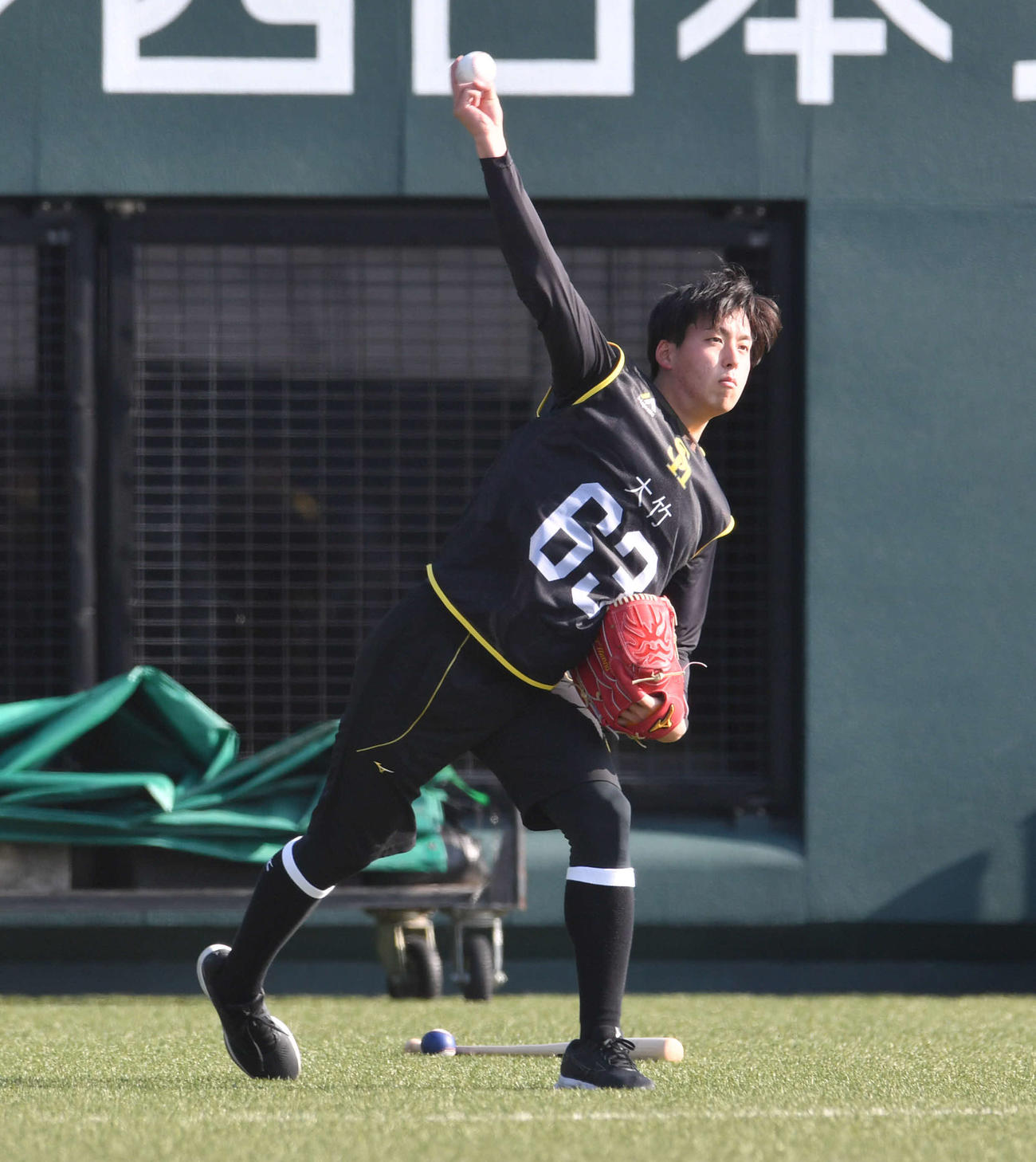 新人合同自主トレ初日、キャッチボールを行う大竹風（撮影・岩下翔太）