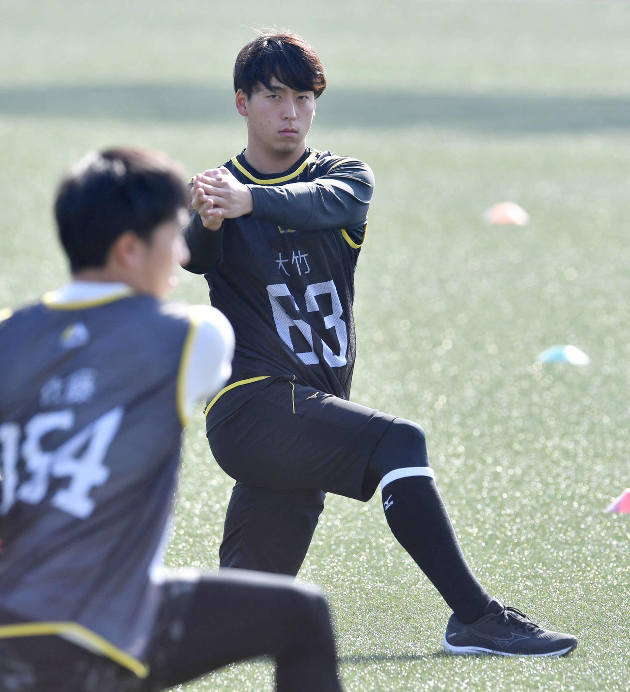 新人合同自主トレ初日、ストレッチで体を動かす大竹風（撮影・岩下翔太）