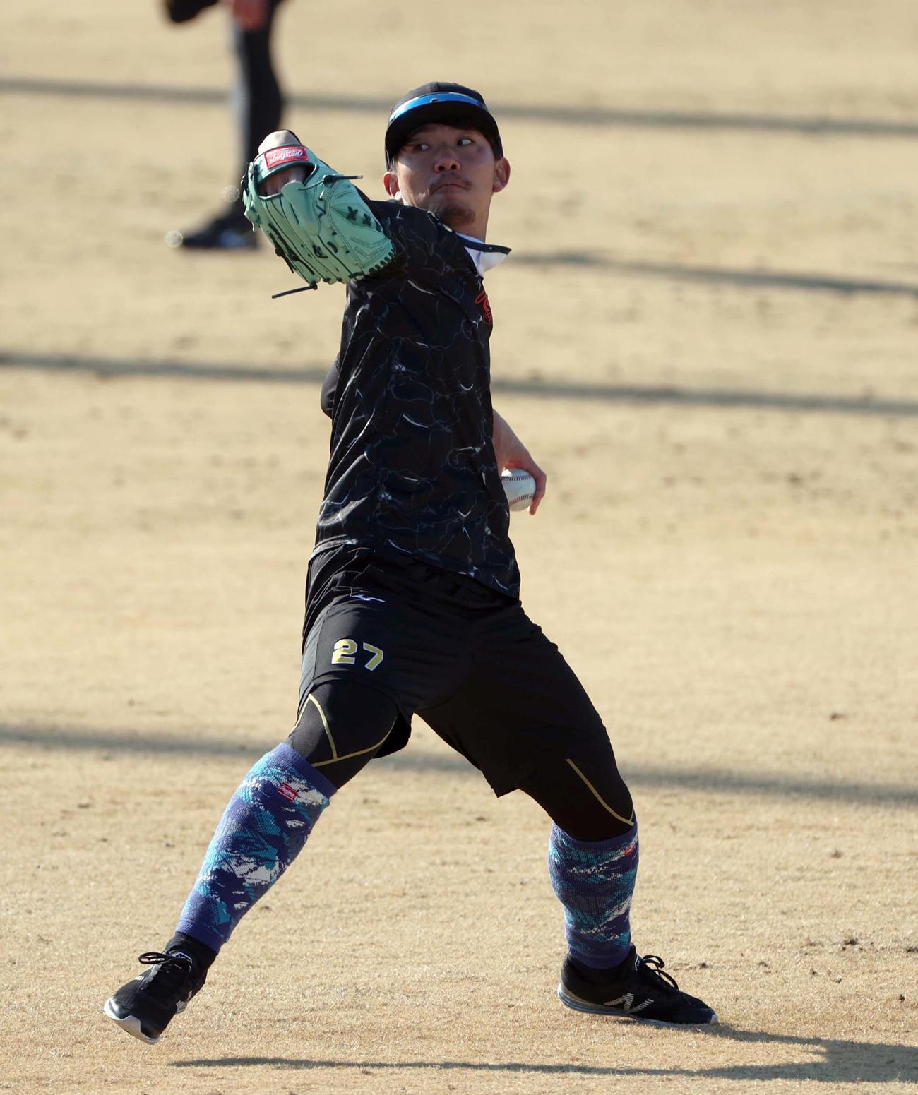 キャッチボールをして汗を流す伊藤（撮影・上田博志）