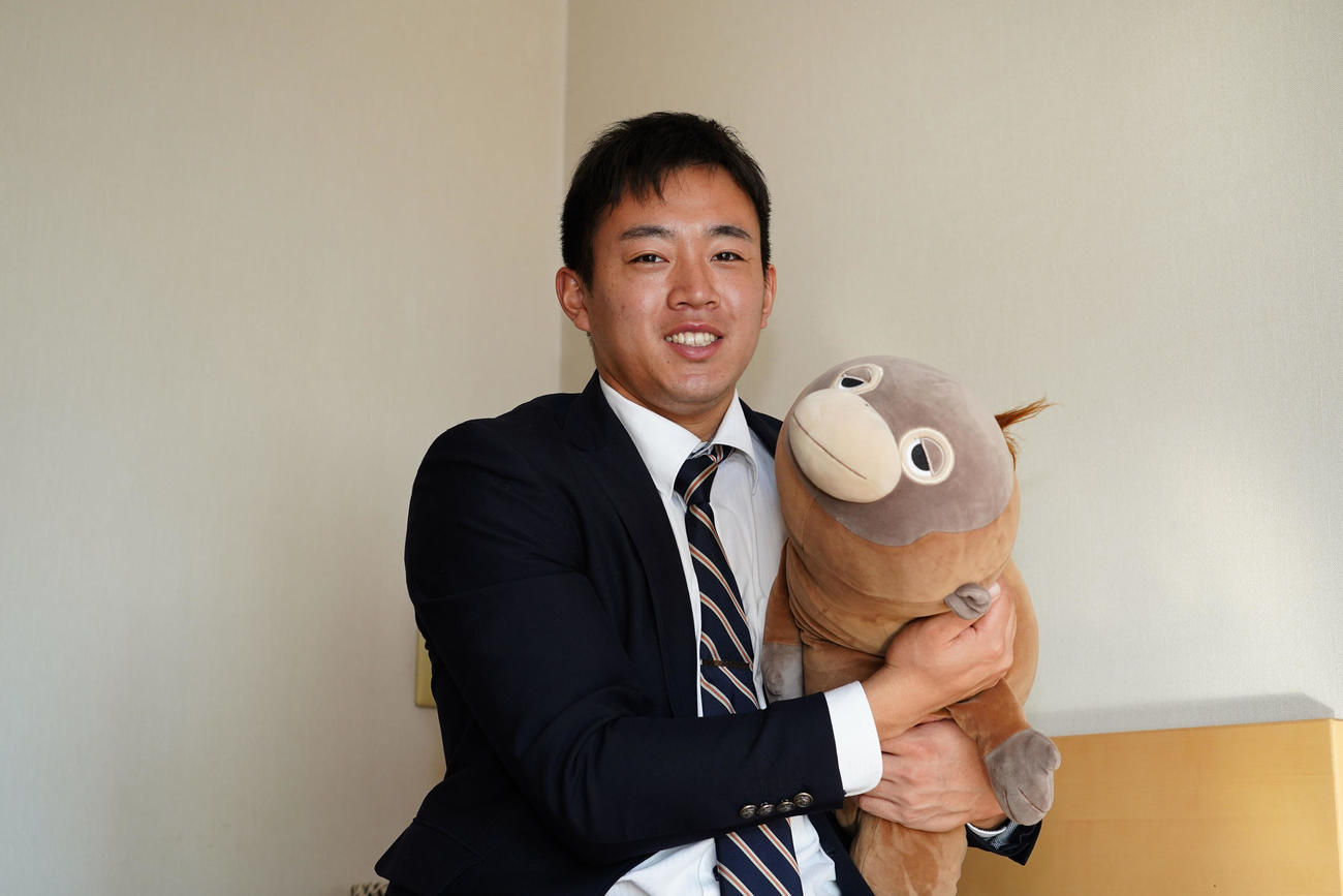 自身に似ていると駒大後輩から贈られた抱き枕を持参し入寮した鵜飼（中日ドラゴンズ球団提供）