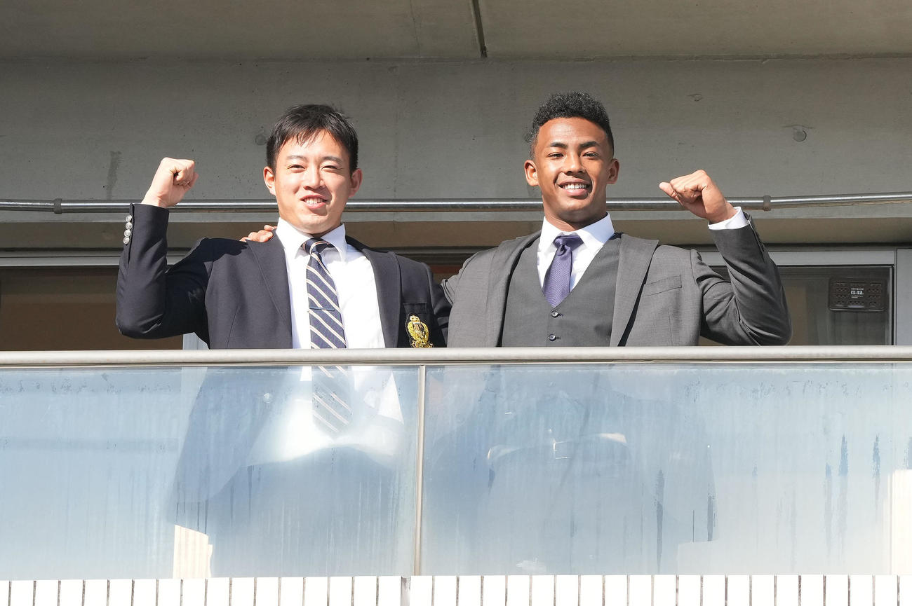 入寮し明るい表情で肩を組む鵜飼（左）とブライト（撮影・森本幸一）
