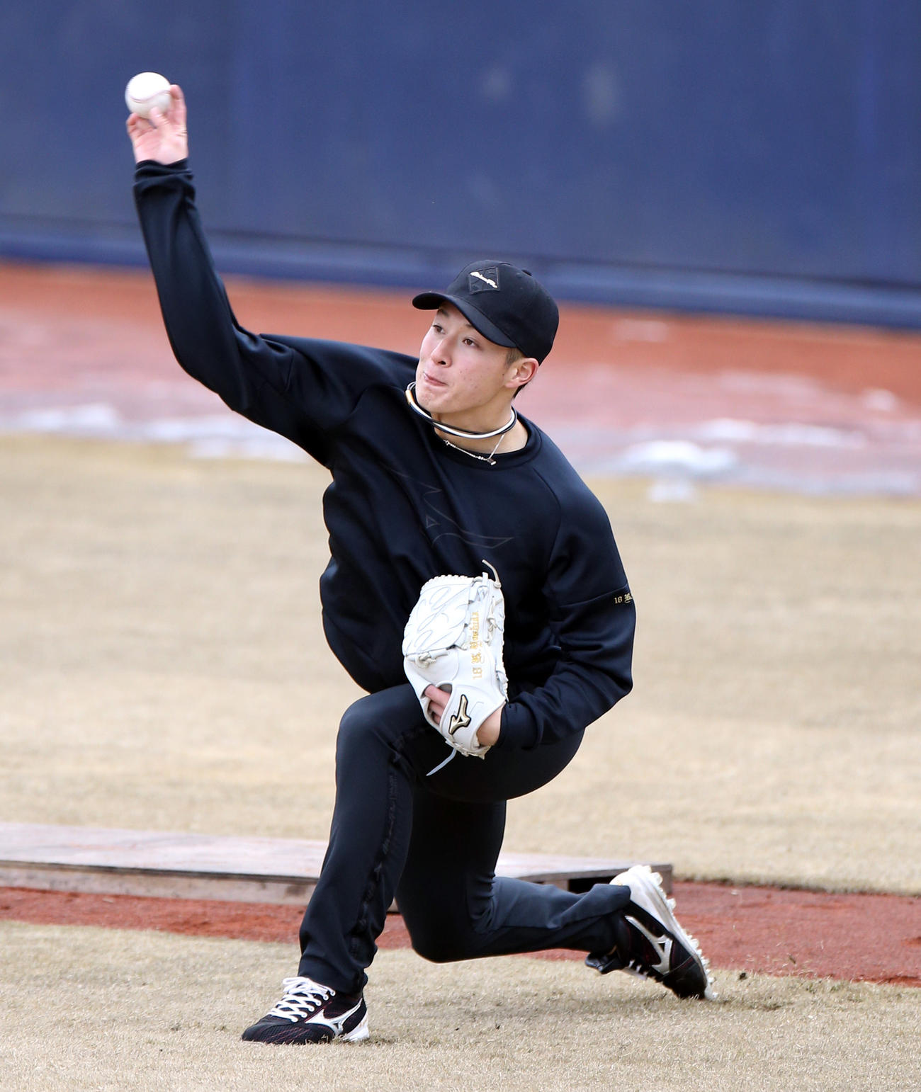 キャッチボールをする日本ハム吉田（撮影・佐藤翔太）