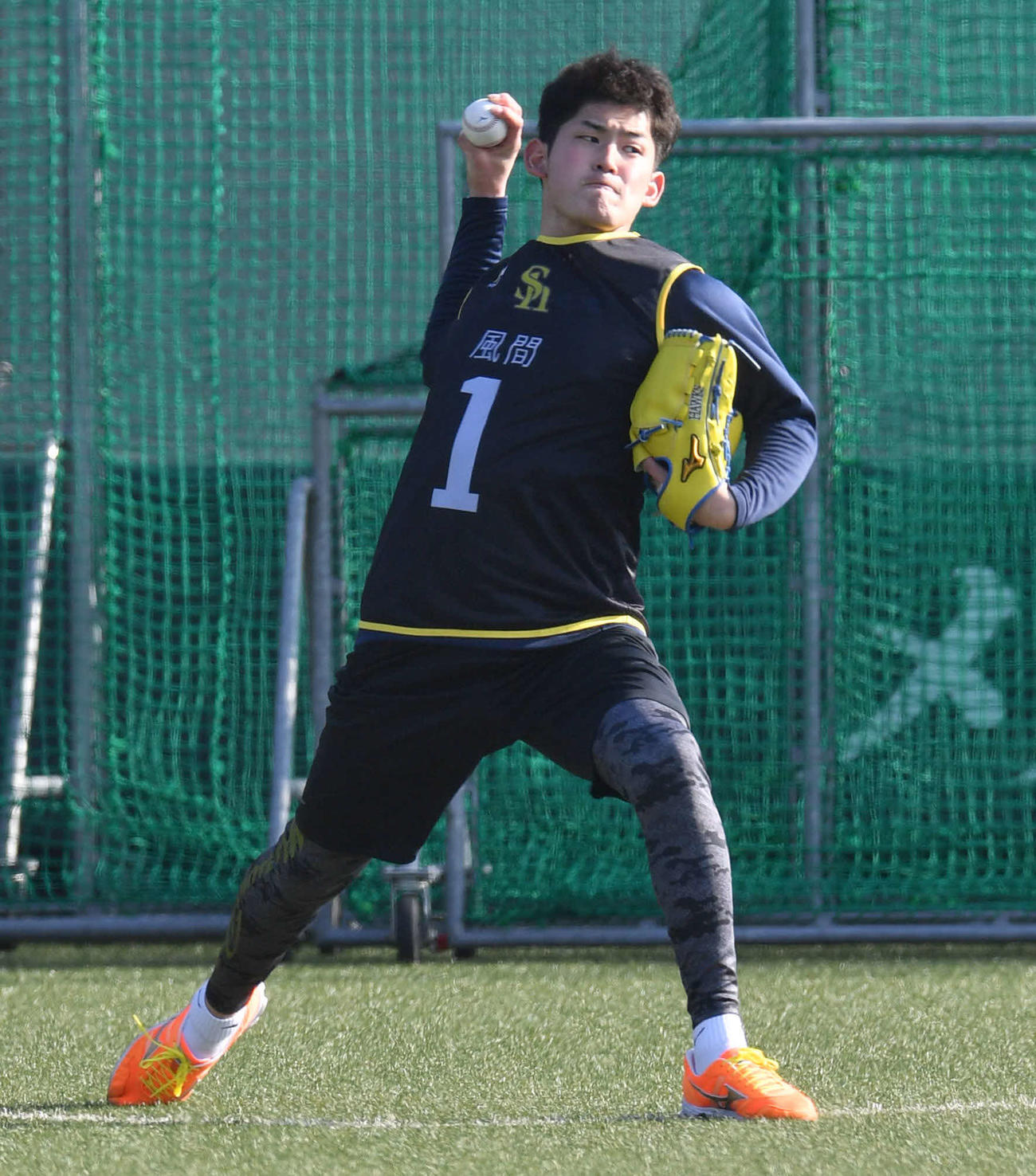 新人合同自主トレ初日、キャッチボールを行うソフトバンク風間（撮影・岩下翔太）