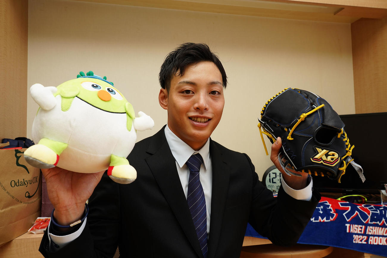 石川県宝達志水町のキャラクター「ほっぴーさん」のぬいぐるみとザナックス社製グラブを持参した石森（球団提供）