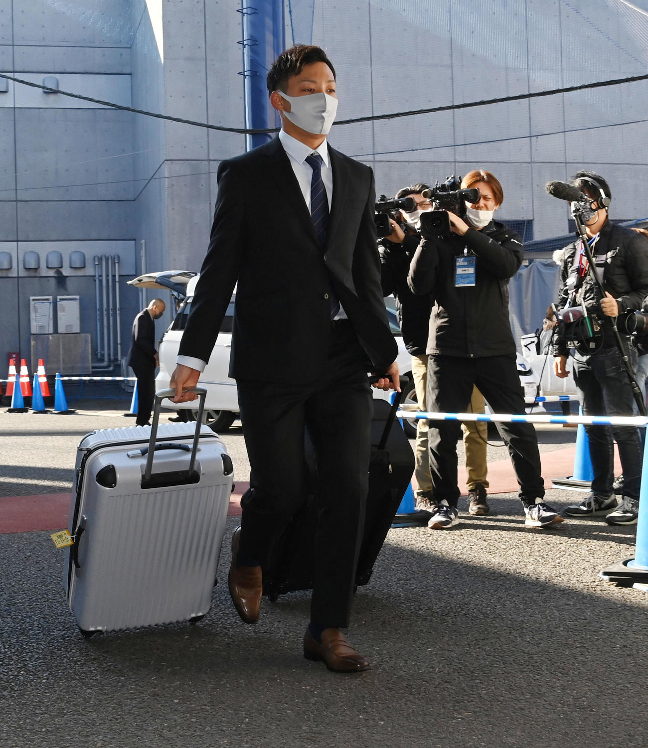 中日新人入寮　入寮する石森（撮影・森本幸一）