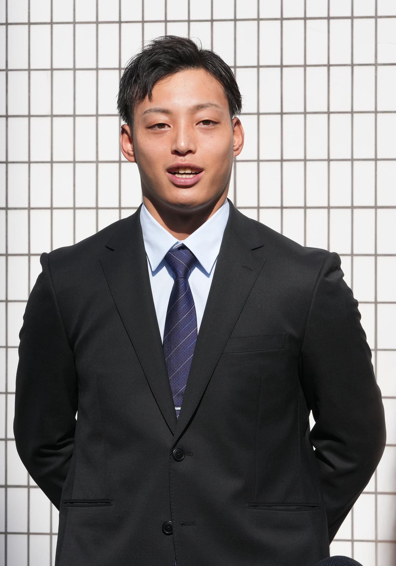 入寮し取材に応じる石森（撮影・森本幸一）