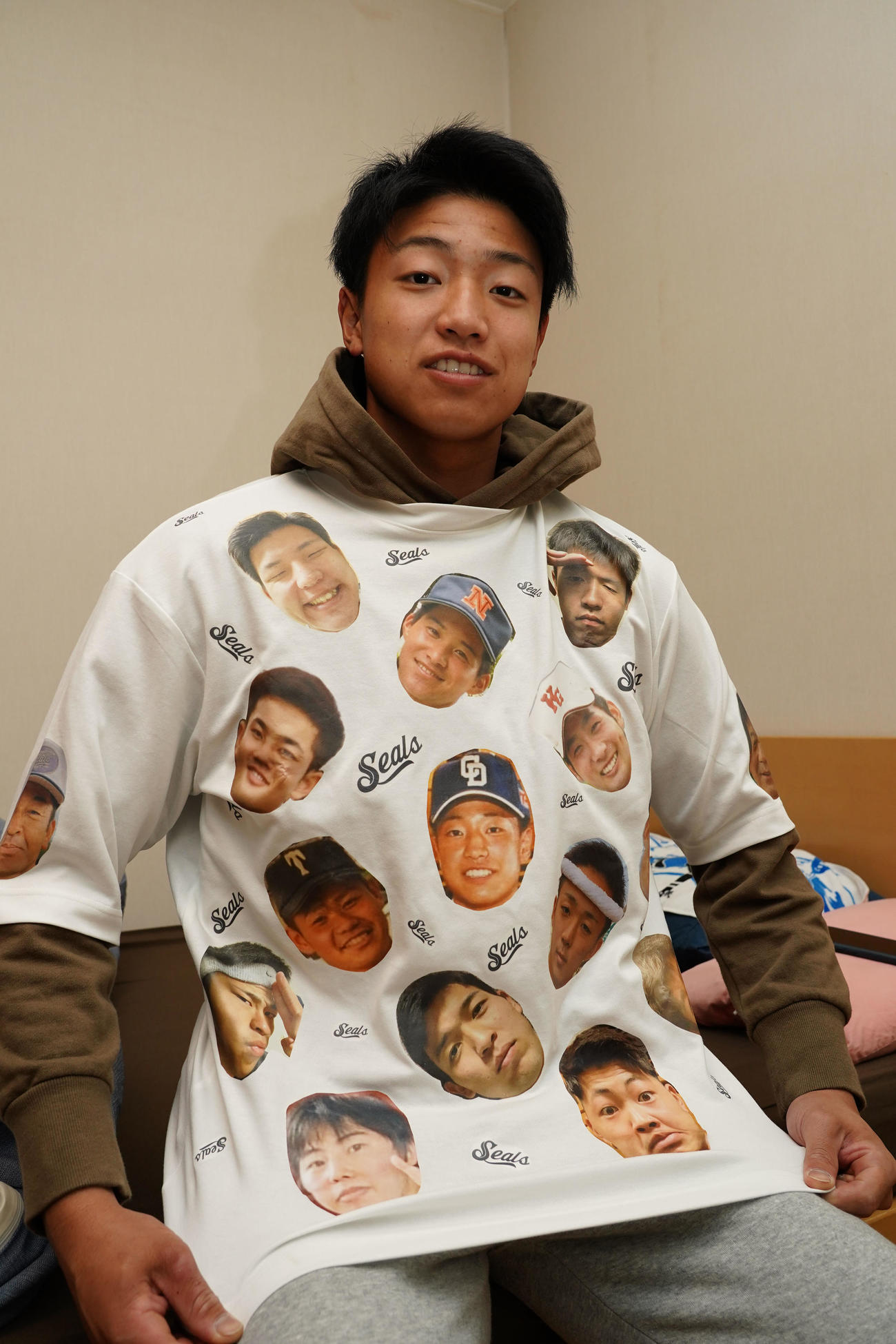 中学時代のチームメイト、監督の顔写真がプリントされたTシャツを持参し入寮した味谷（球団提供）