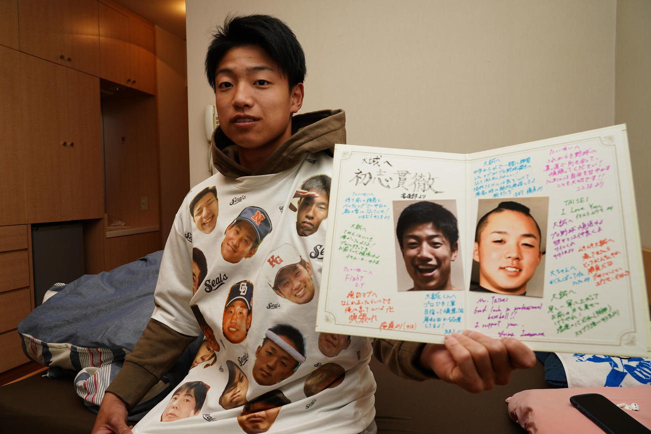中学時代のチームメイト、監督の顔写真がプリントされたTシャツを持参した味谷（球団提供）