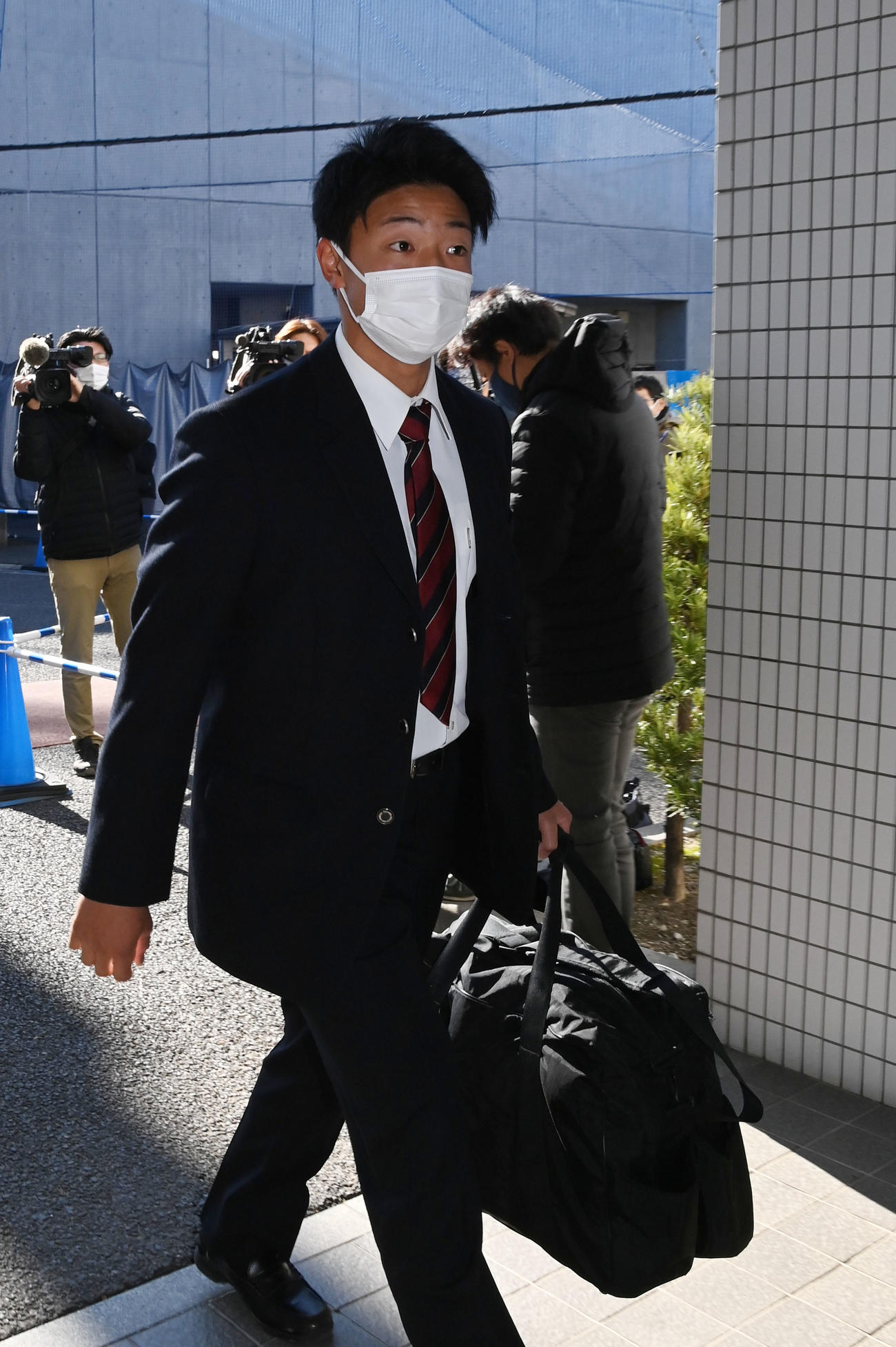 中日新人入寮　入寮する味谷（撮影・森本幸一）