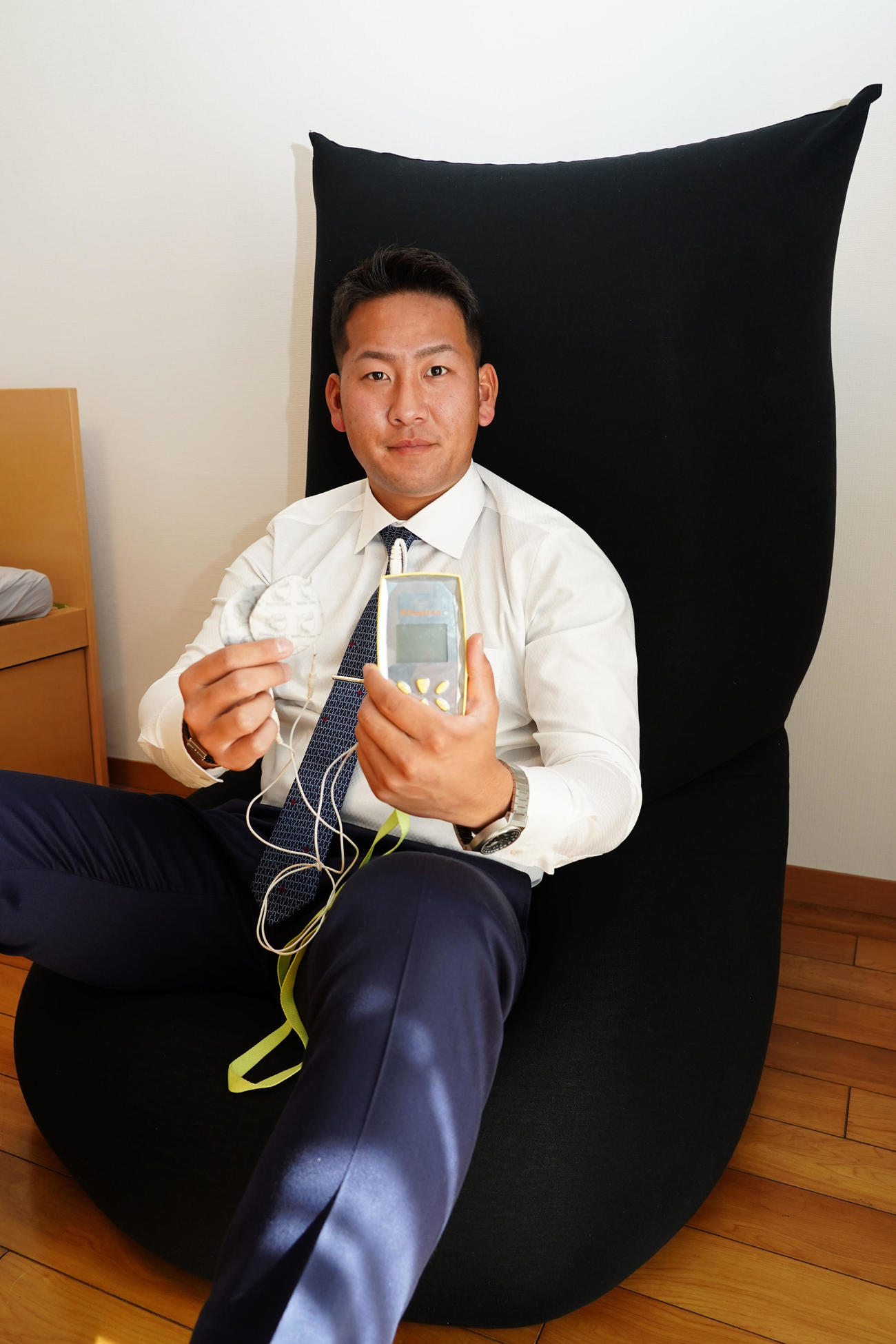 Yogiboのクッションと治療器を持参した福元（球団提供）