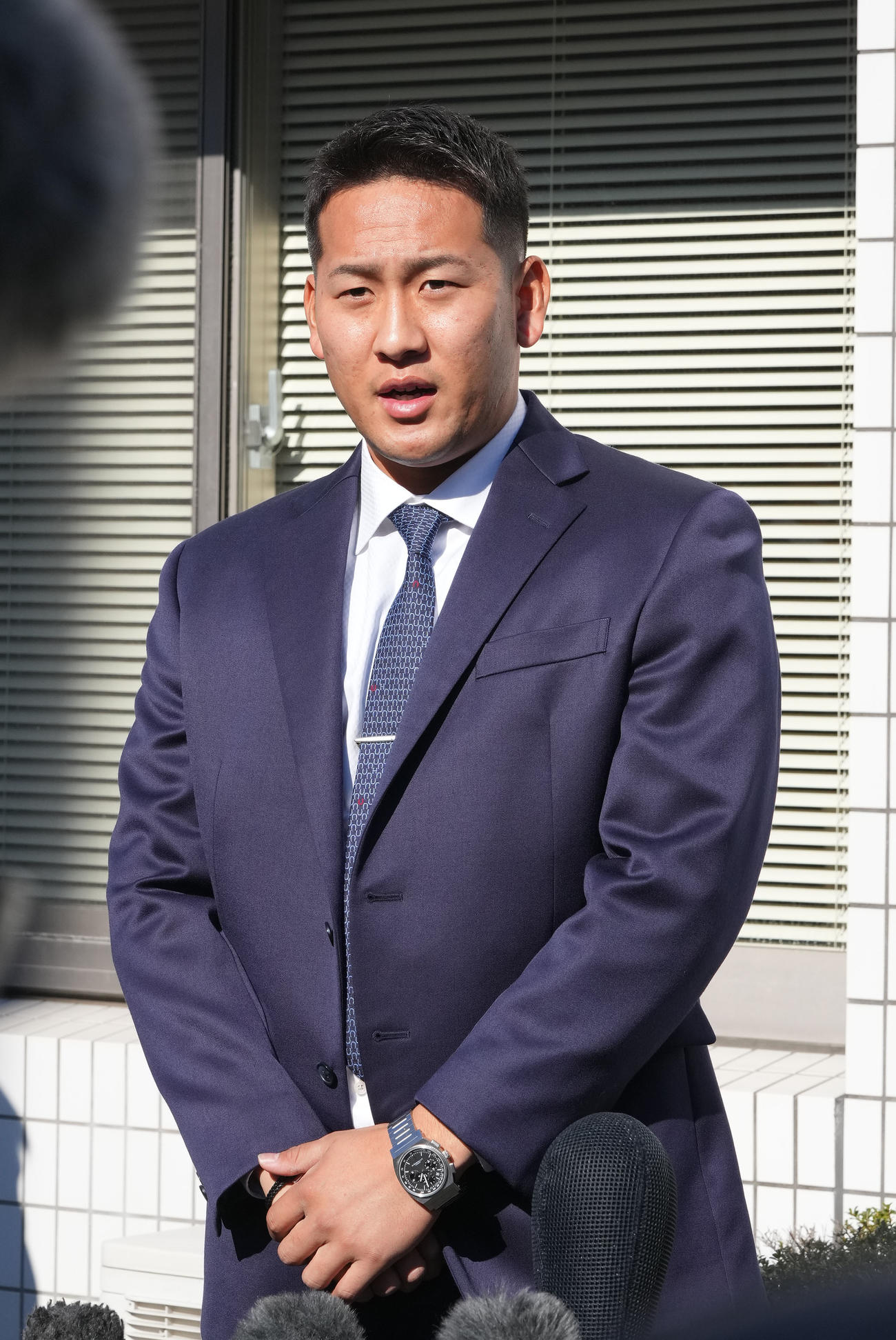 入寮し取材に応じる福元（撮影・森本幸一）