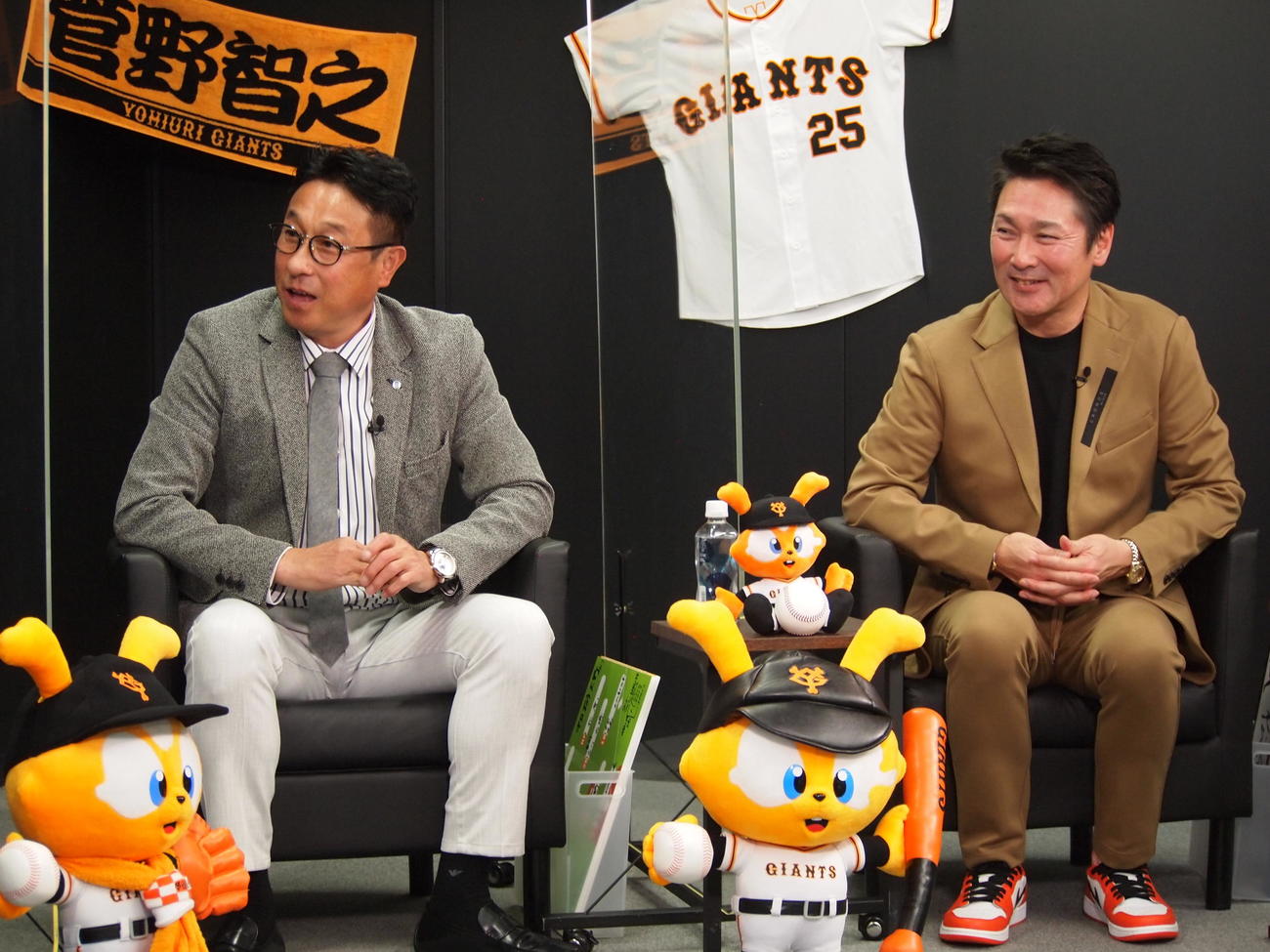 「ジャイアンツファンミーティング2022」に出演した巨人元木ヘッドコーチ兼オフェンスチーフコーチ（右）と宮本球団社長付アドバイザー（CS日本提供）