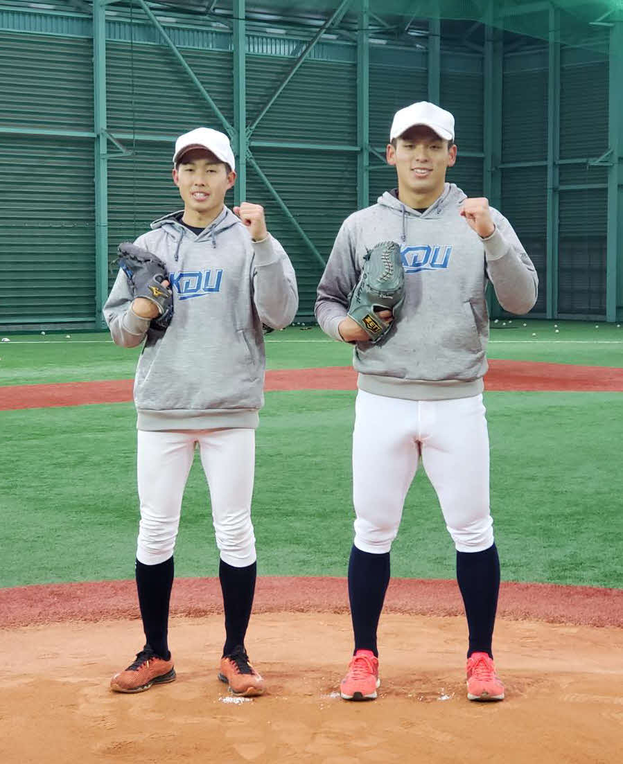 近大野球部が始動し、今秋ドラフト候補の久保玲司投手（左）と大石晨慈投手は力強くガッツポーズ