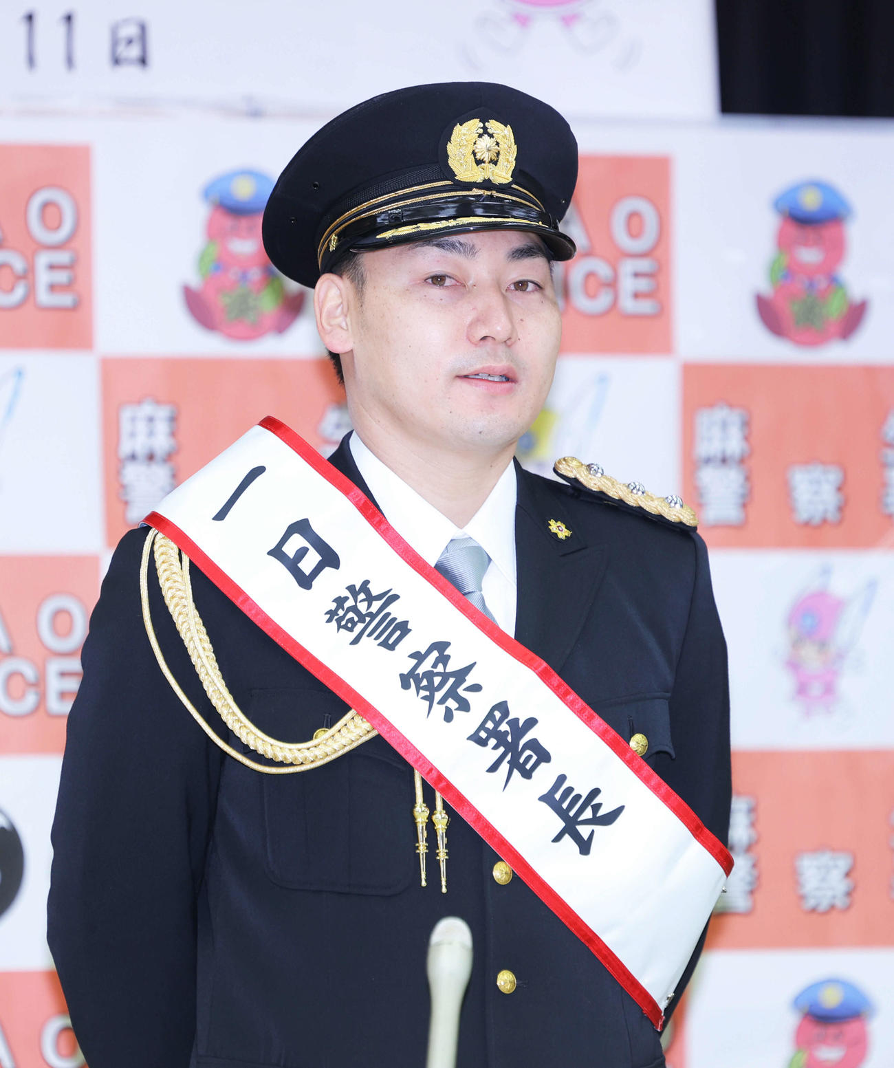 区民に対する呼びかけを行う麻生警察署の一日警察署長を務める巨人丸（撮影・河田真司）