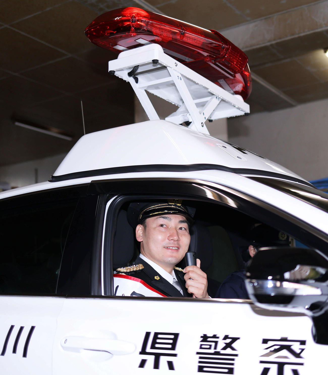 警察装備品の視察を行う、麻生警察署の一日警察署長を務める巨人丸（撮影・河田真司）